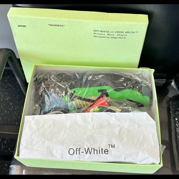 Off-white sneakers - Picture 4 of 4